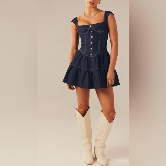 NWT - Peppermayo Exclusive - Isabella Denim
Bustier Dress in Indigo - Size US 10 - Picture 3 of 9